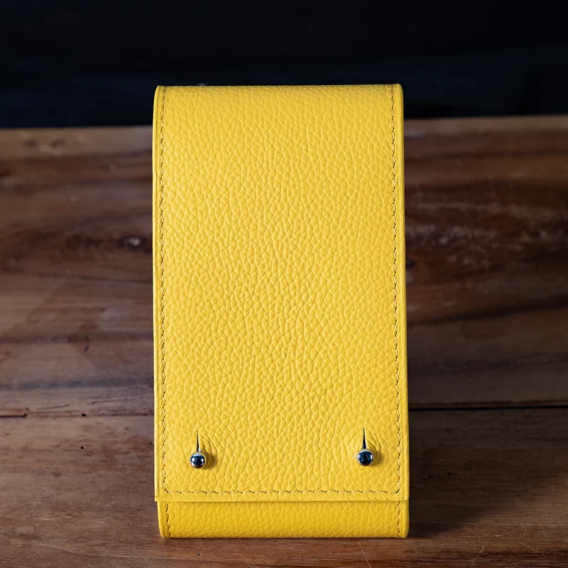 Etui une montre cuir grainé jaune