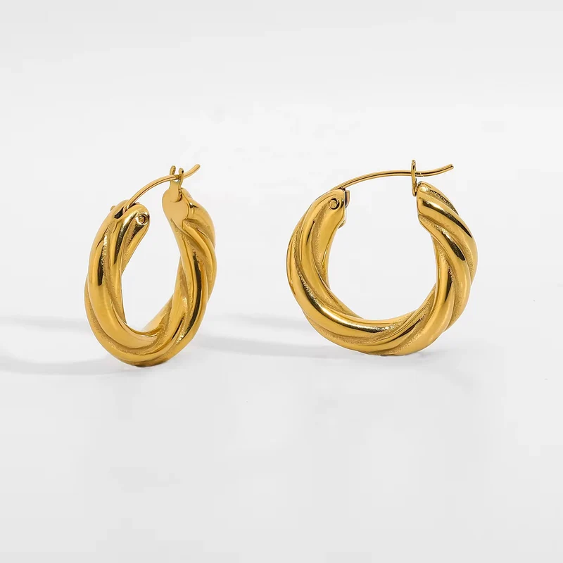 Boucles d’Oreilles “Livia” – Créoles Torsadées Dorées Plaqué Or