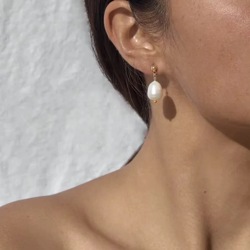 Hélène : boucles d’oreilles avec perles naturelles
